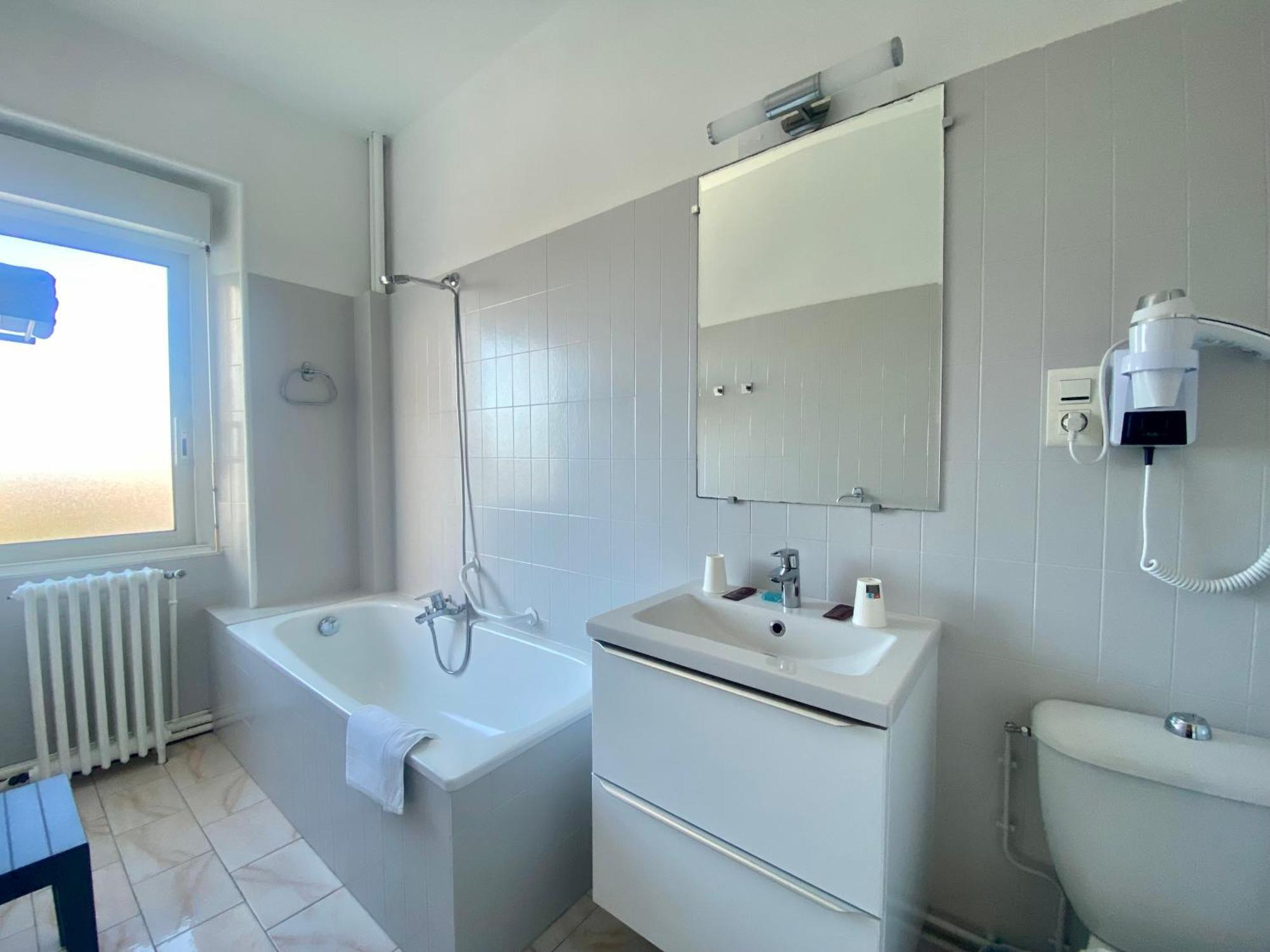 Hotel Le Pasteur Роаян Екстериор снимка